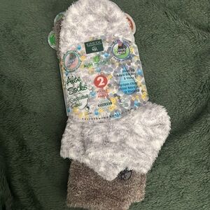 Earth Therapeutics Aloe Socks Grey & White 2 Pair Fits Most Foot Sizes